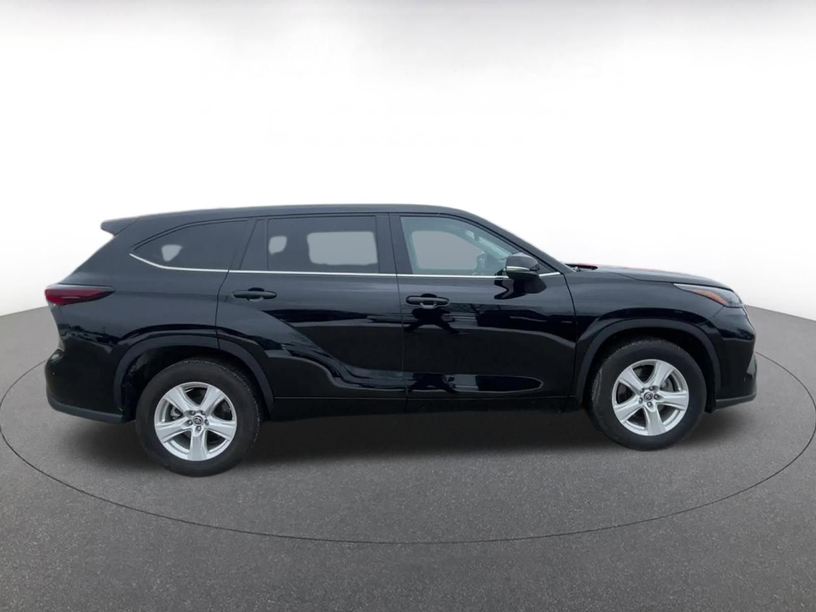 Used 2025 Toyota Highlander LE image 16