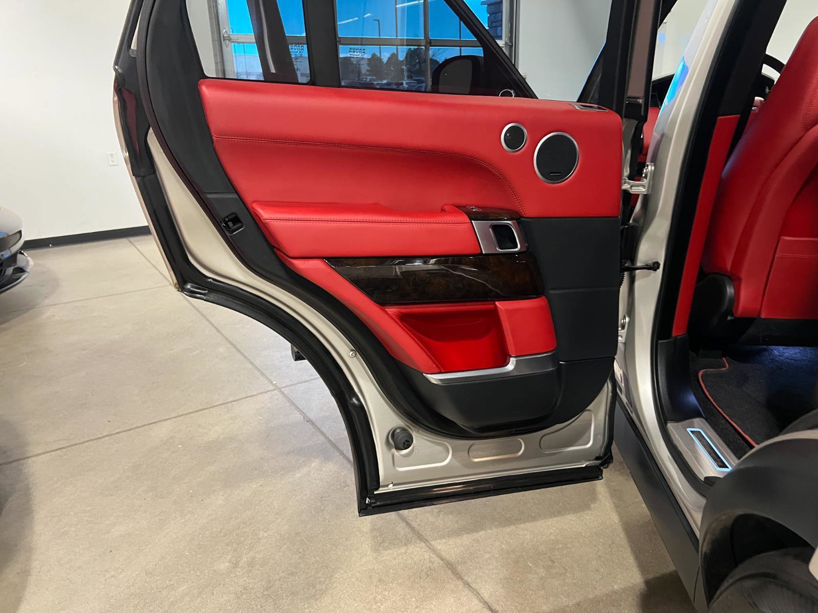 Used 2015 Land Rover Range Rover Autobiography image 35