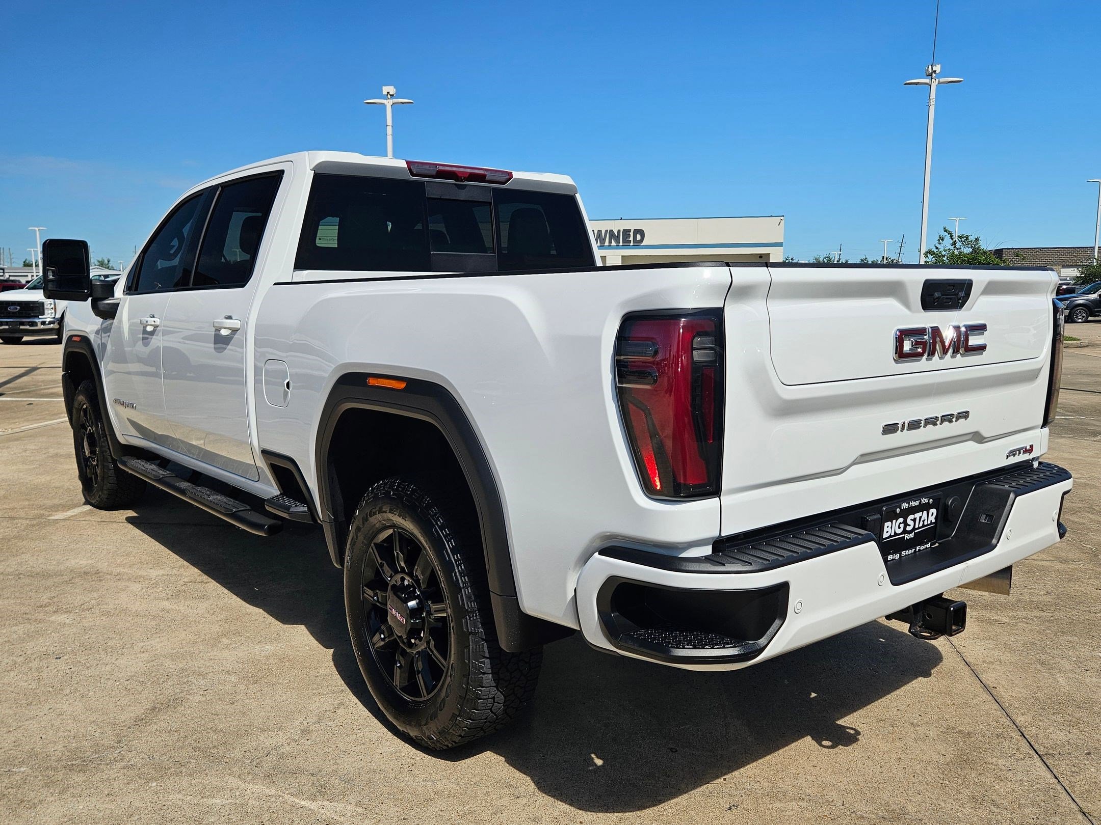 Used 2025 GMC Sierra 2500 AT4 image 6