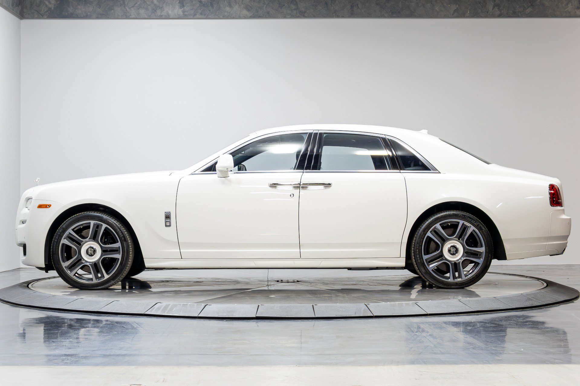 Used 2016 Rolls-Royce Ghost image 50