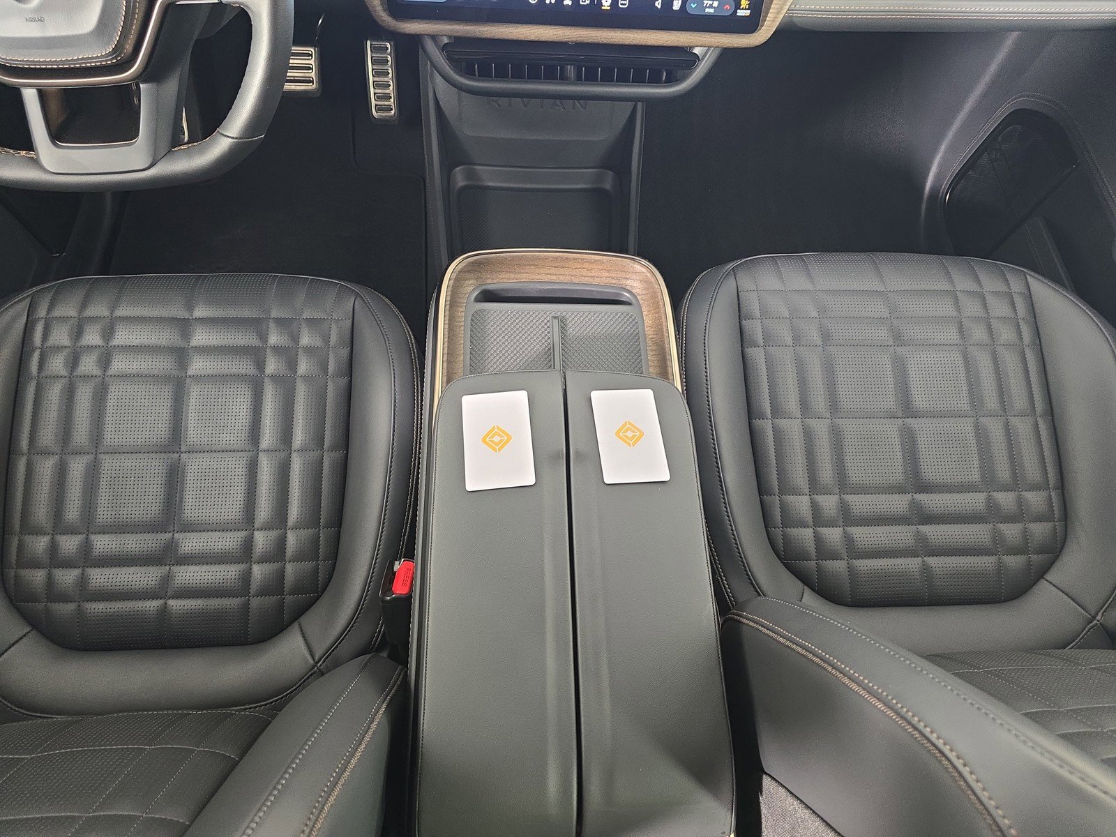 Used 2025 Rivian R1S Premium image 31