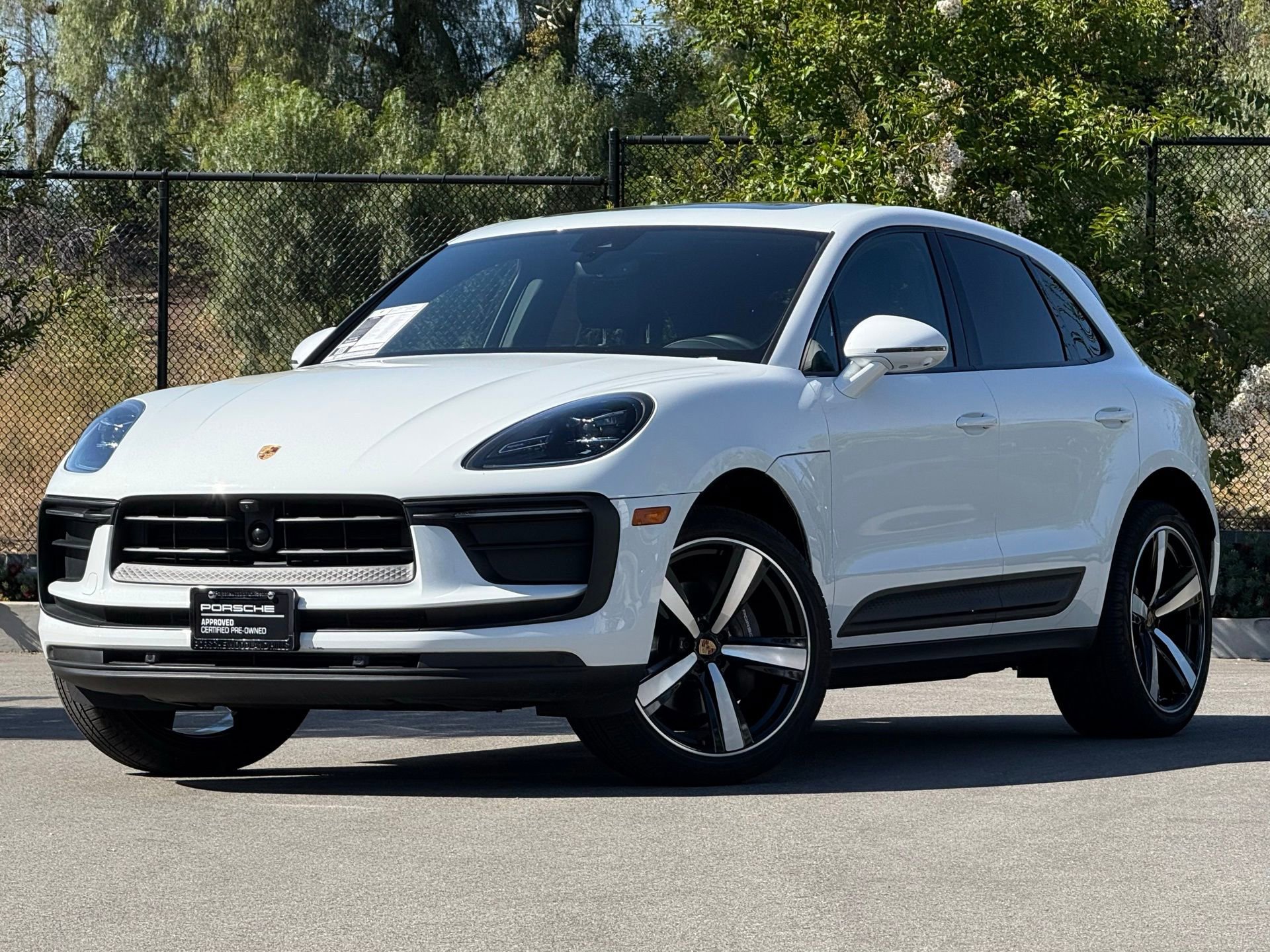 Used 2024 Porsche Macan image 1