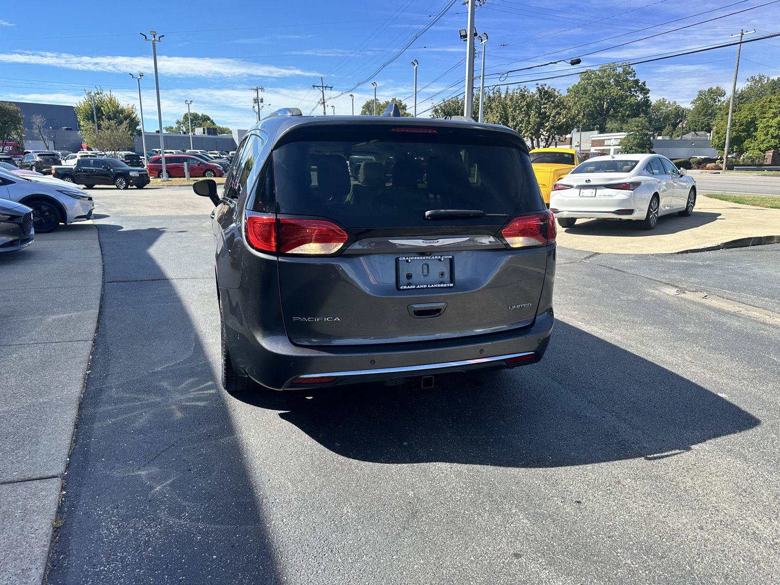 Used 2018 Chrysler Pacifica Limited w/ Tire & Wheel Group FWD image 6