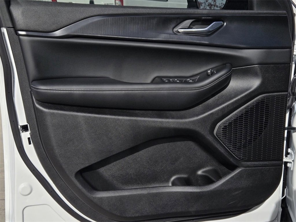 New 2025 Jeep Grand Cherokee Altitude image 15