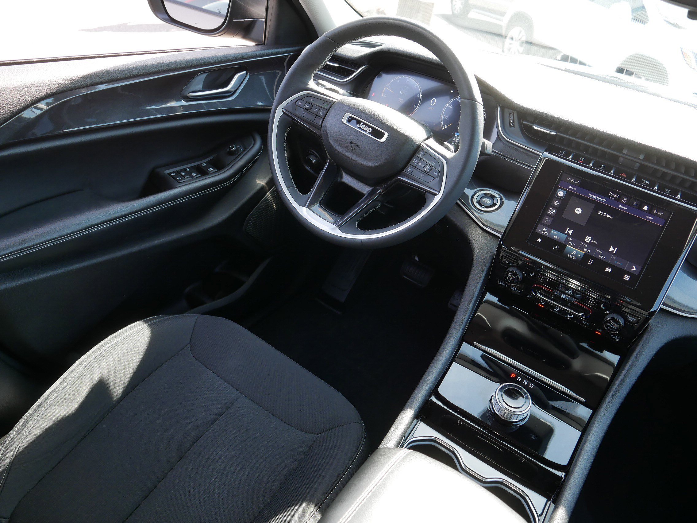 Used 2023 Jeep Grand Cherokee Laredo w/ Luxury Tech Group I image 9