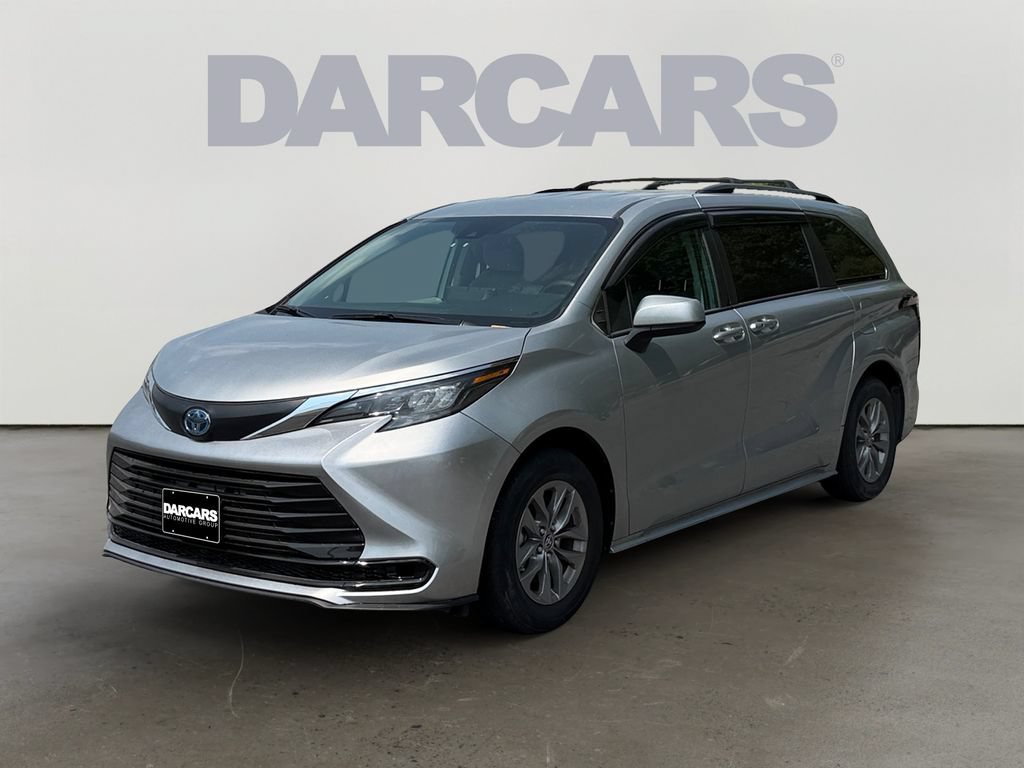Used 2024 Toyota Sienna LE FWD image 3
