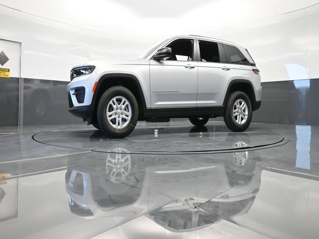 Used 2024 Jeep Grand Cherokee Laredo w/ Trailer Tow Package image 38