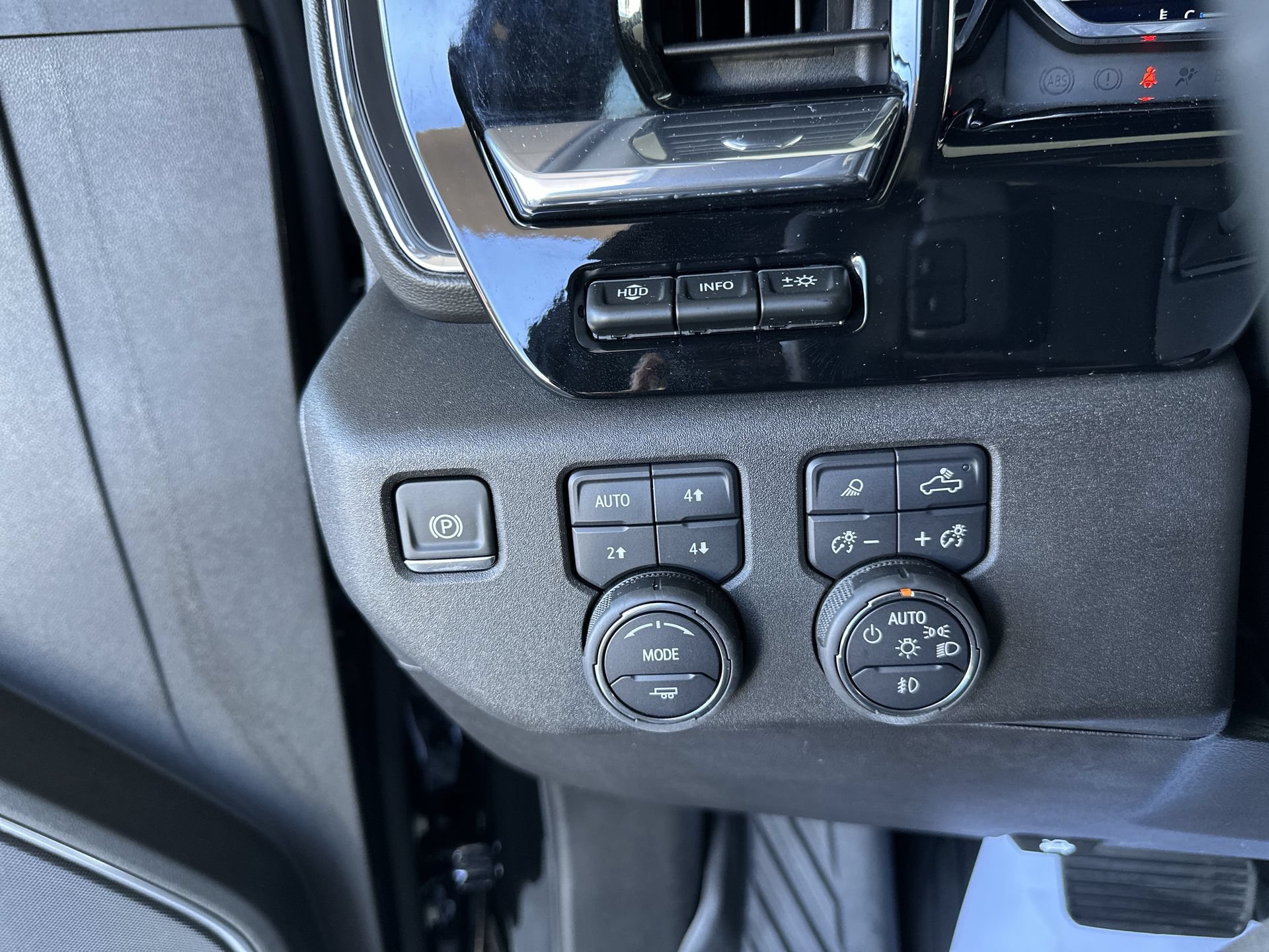 Certified 2025 Chevrolet Silverado 1500 LTZ AWD/4WD image 18