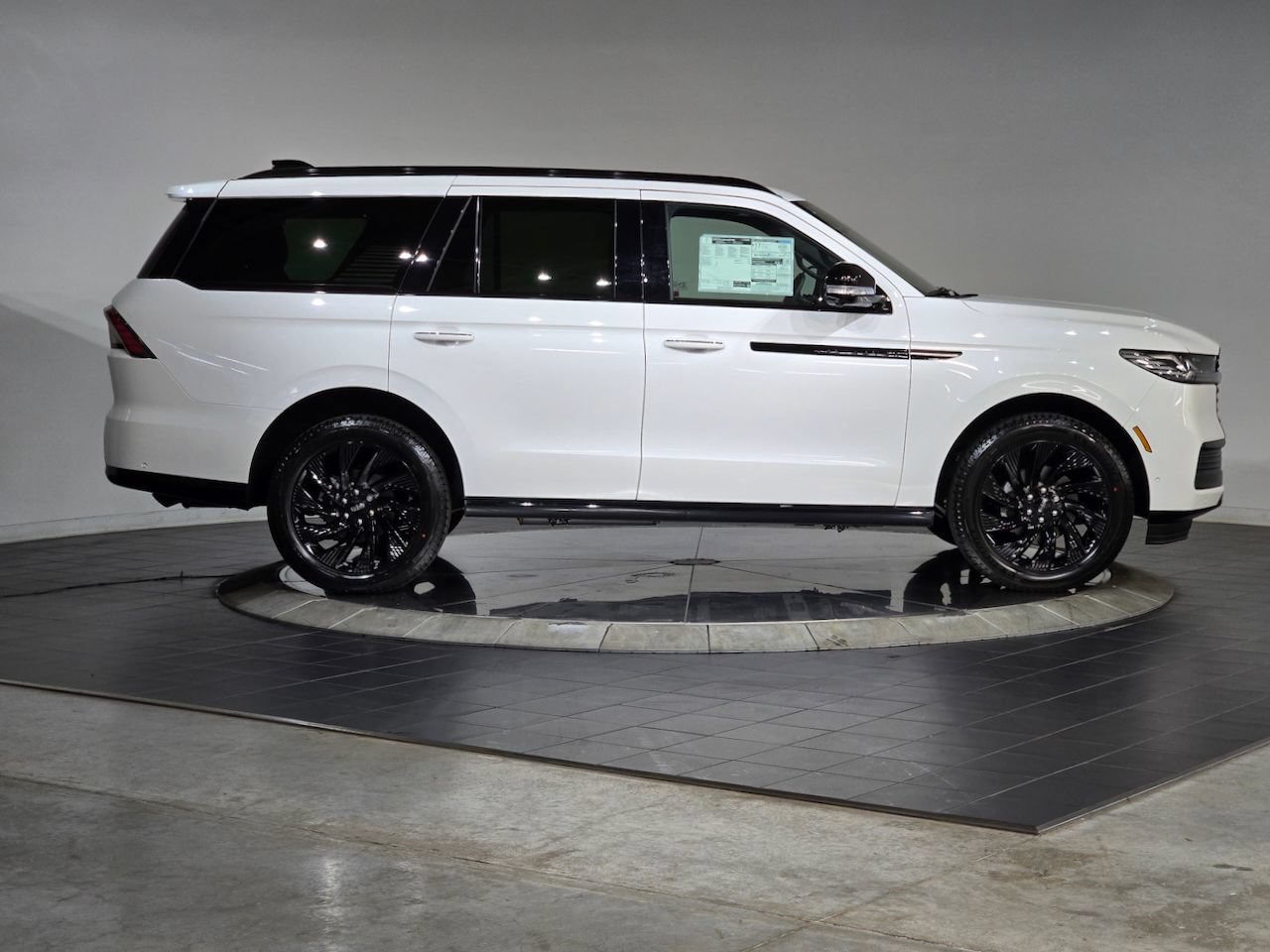 New 2025 Lincoln Navigator Reserve w/ Jet Appearance Package AWD/4WD image 10