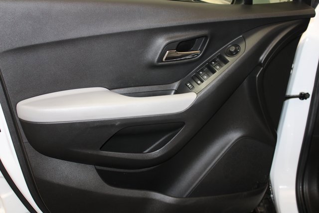 Used 2021 Chevrolet Trax LS w/ Tint and Cruise Package image 25