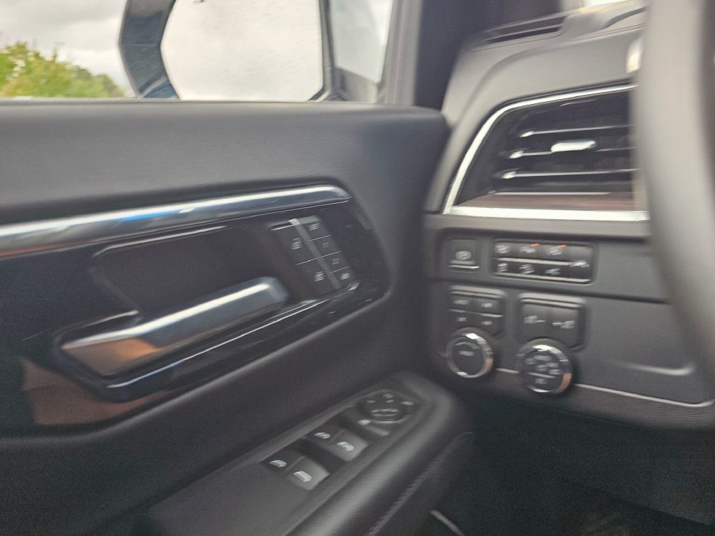 Used 2025 Chevrolet Suburban Z71 AWD/4WD image 31