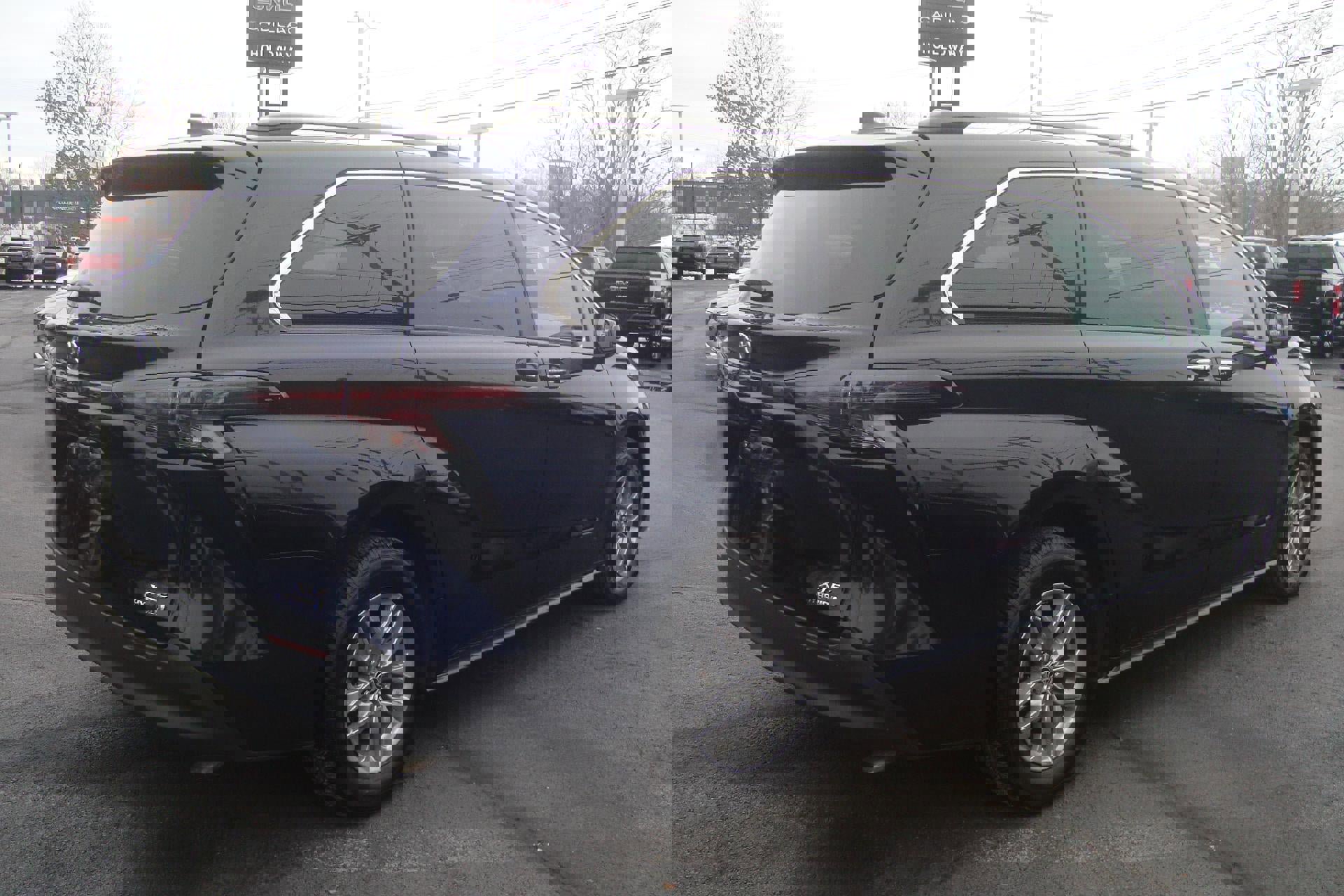 Used 2024 Toyota Sienna XLE image 4