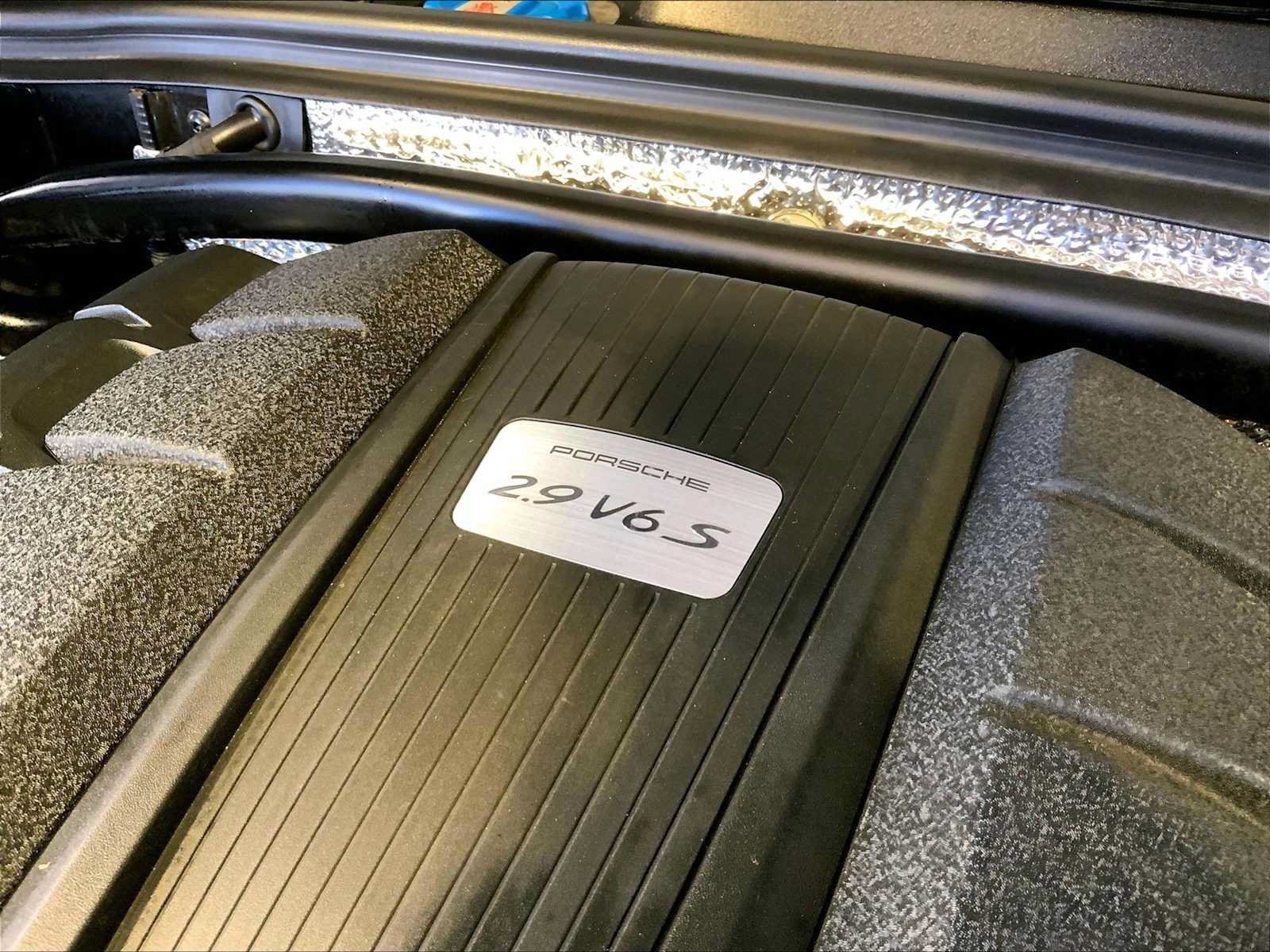 Certified 2022 Porsche Macan S AWD/4WD image 33