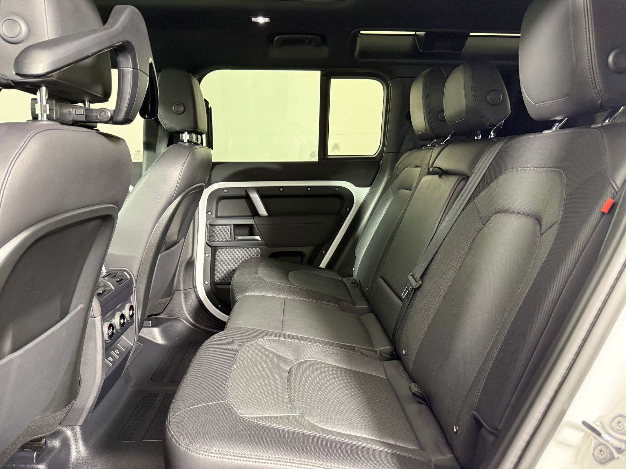 Used 2023 Land Rover Defender 110 X-Dynamic SE image 14
