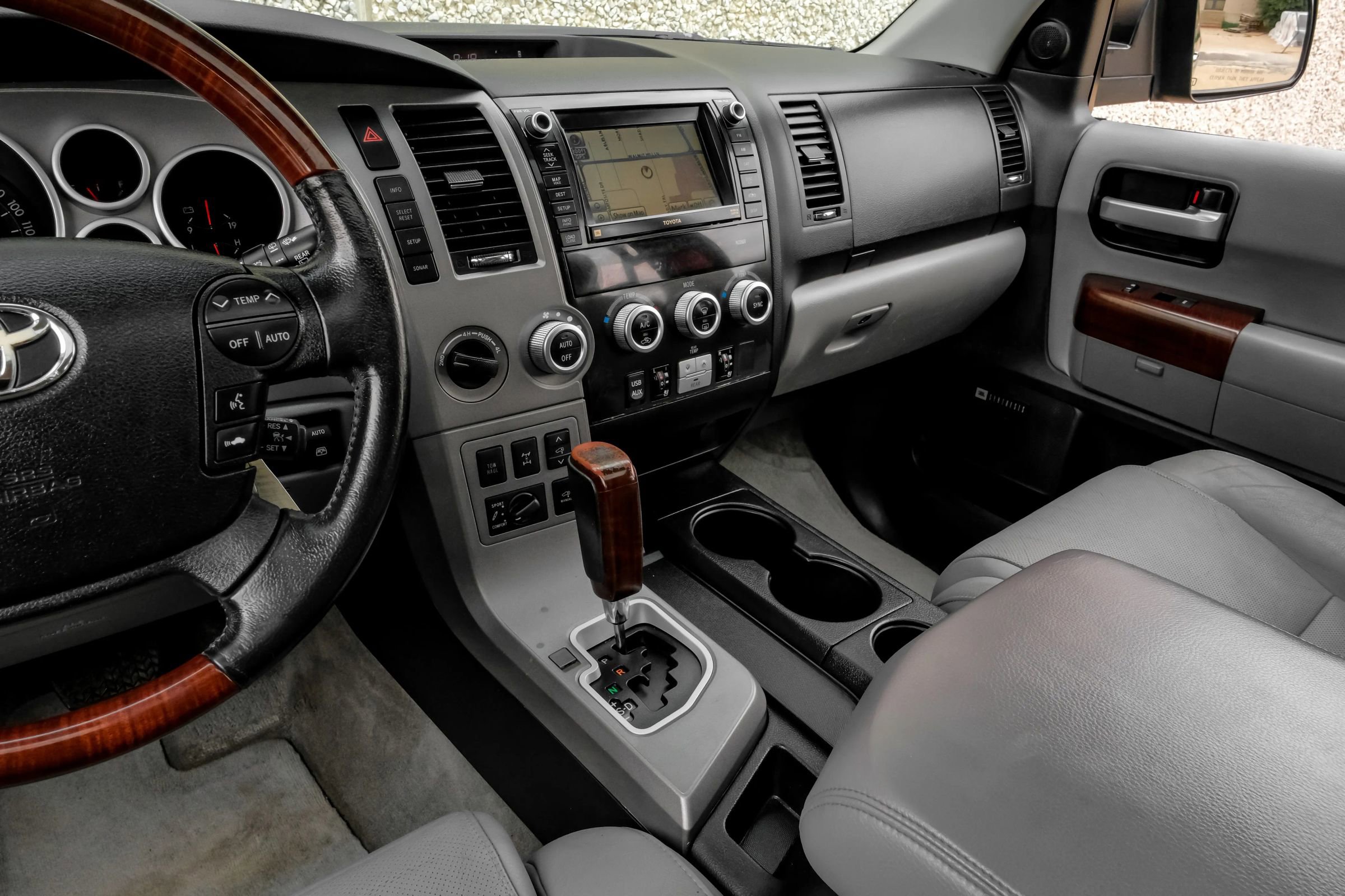 Used 2011 Toyota Sequoia Platinum AWD/4WD image 26