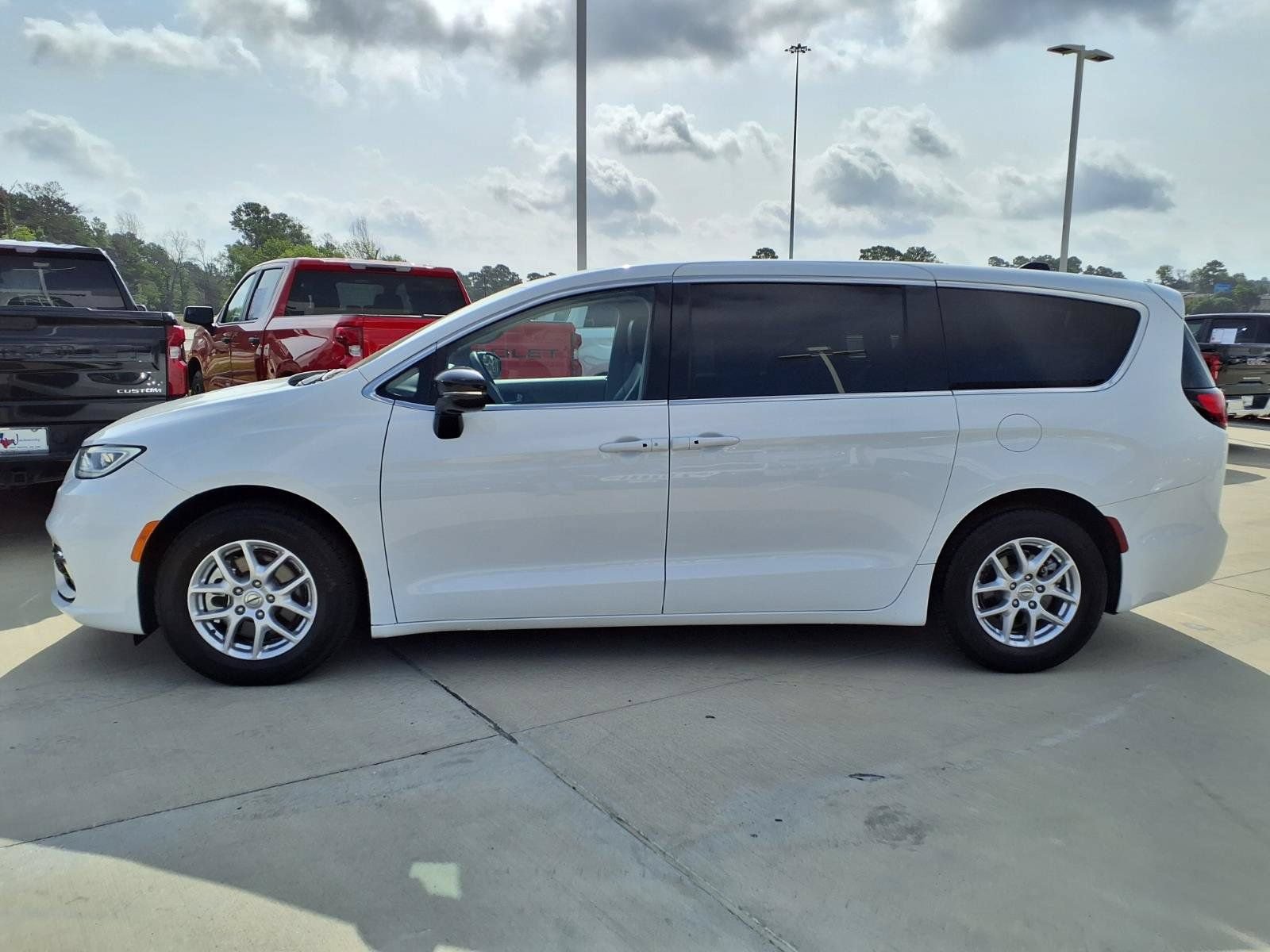 Used 2024 Chrysler Pacifica Touring-L FWD image 8