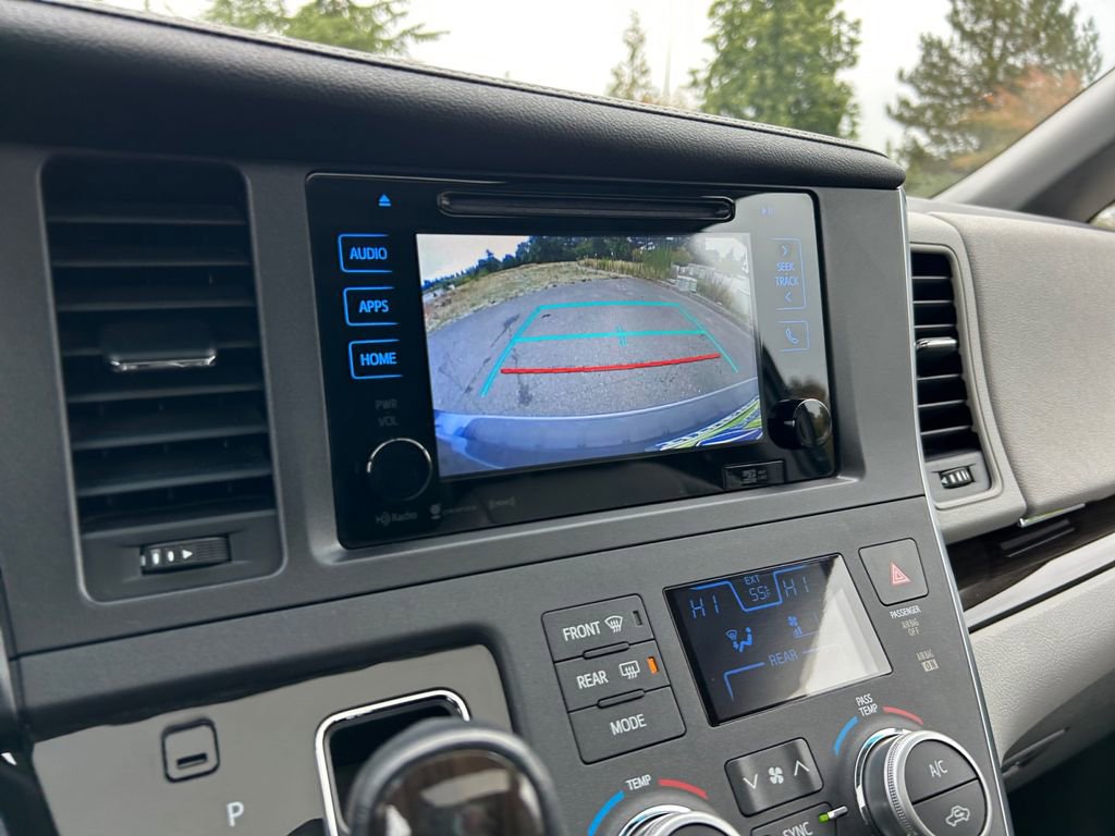 Used 2017 Toyota Sienna XLE Premium image 19