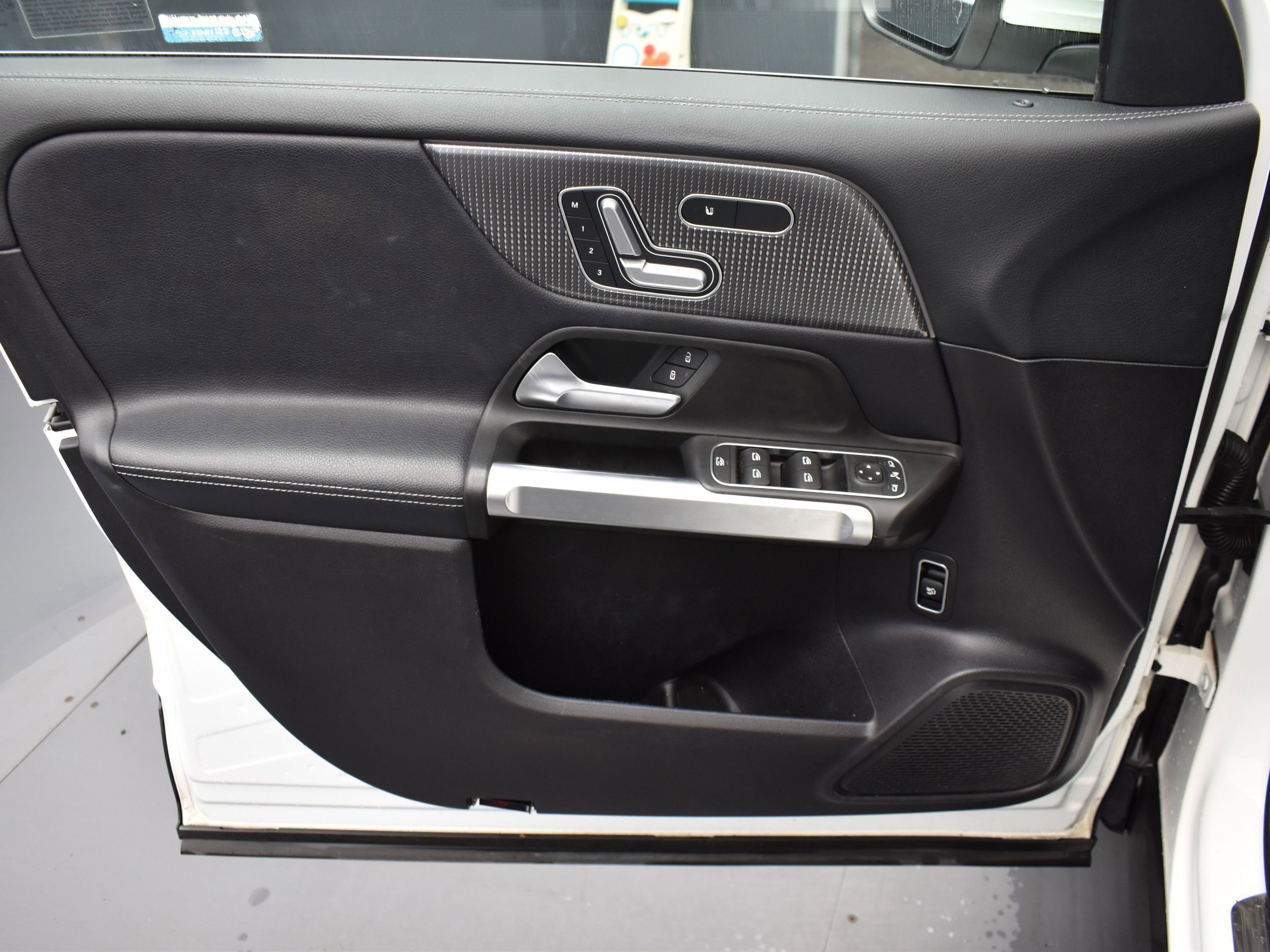 Used 2021 Mercedes-Benz GLB 250 4MATIC w/ Premium Package image 8