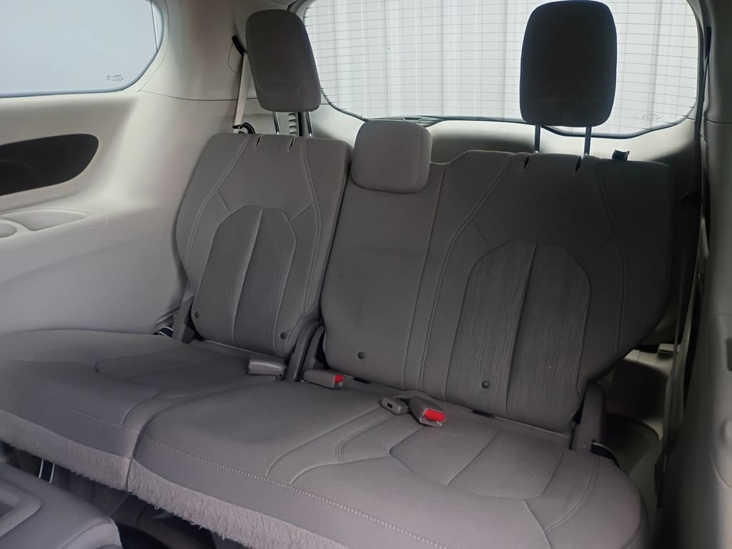 Used 2017 Chrysler Pacifica Touring image 5