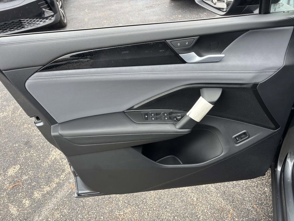 New 2026 Volkswagen Tiguan SE R-Line image 11