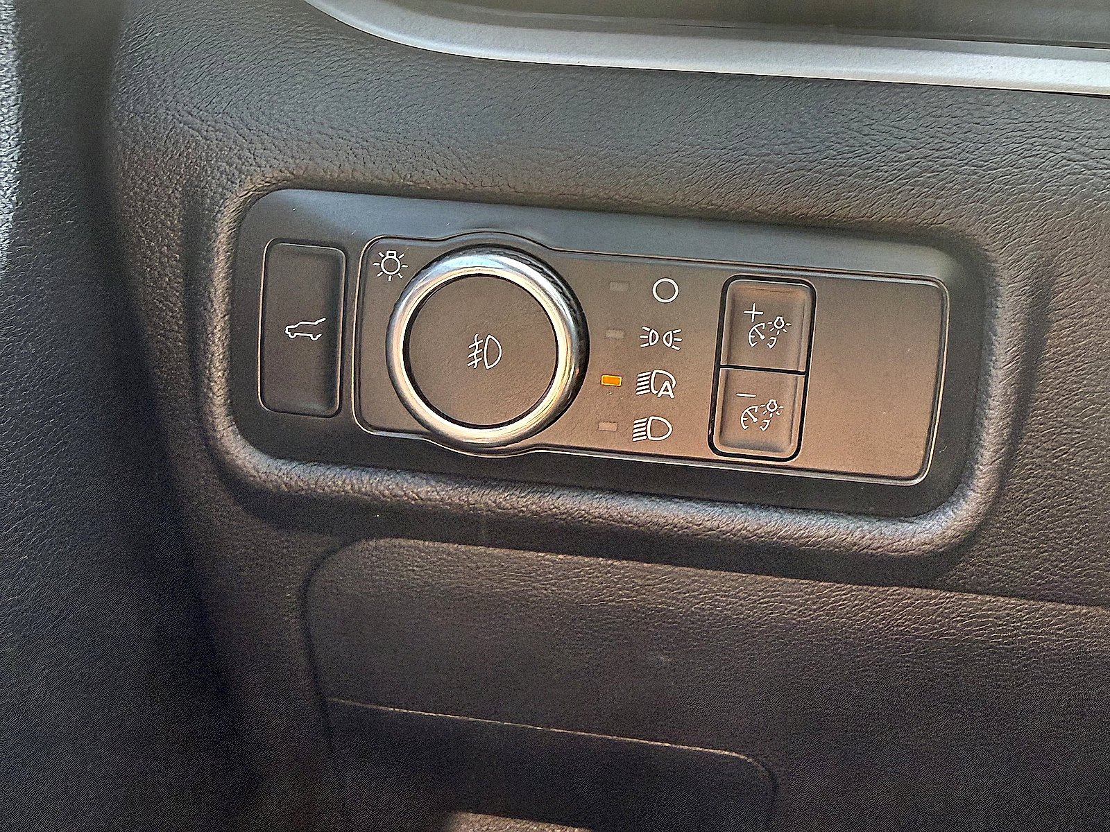 Used 2023 Ford Explorer XLT w/ Equipment Group 202A AWD/4WD image 12