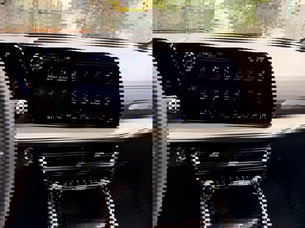 Used 2024 Chevrolet Traverse LT image 16