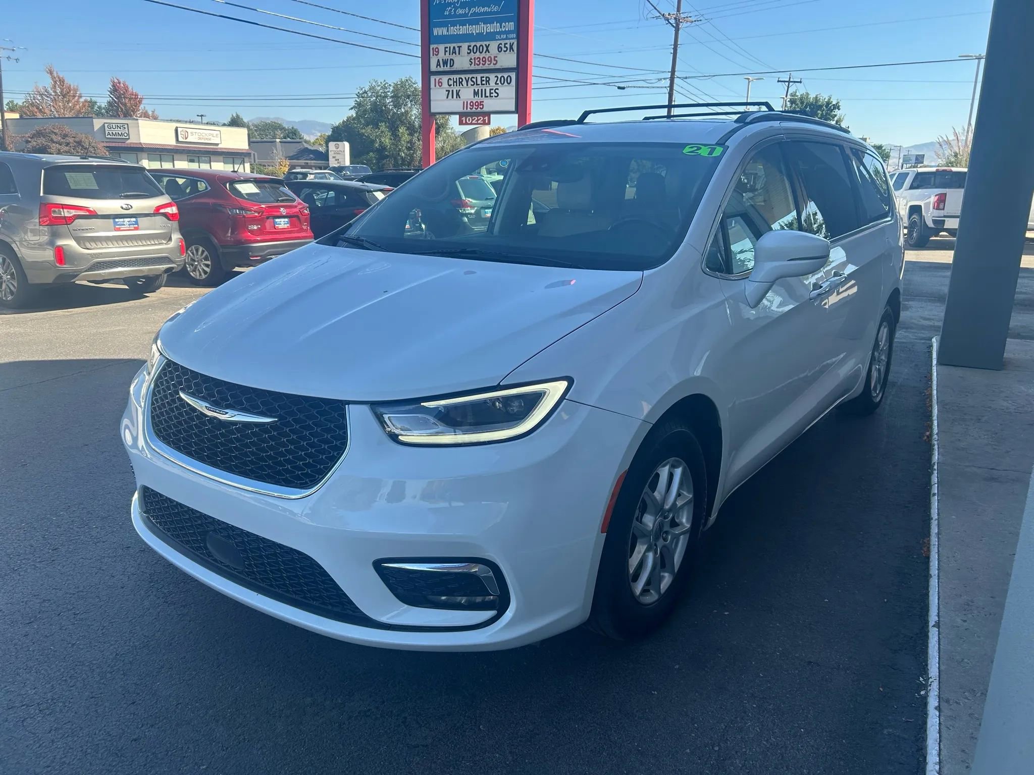 Used 2021 Chrysler Pacifica Touring-L image 2