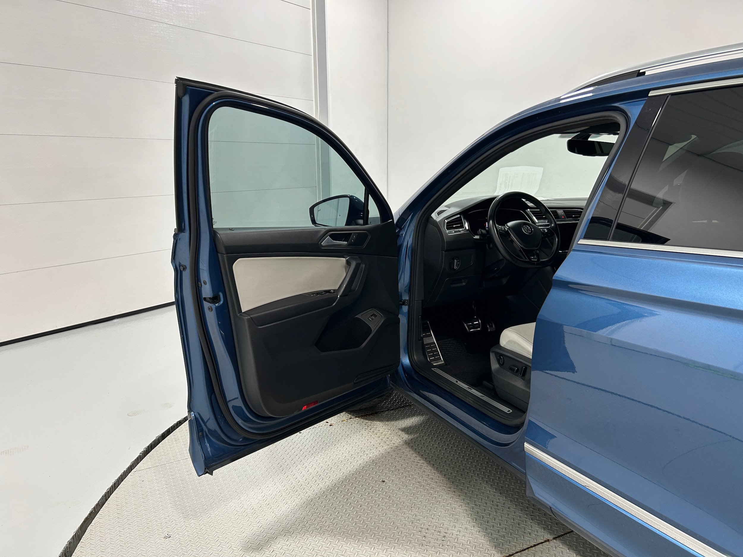 Used 2019 Volkswagen Tiguan SEL R-Line AWD/4WD image 23