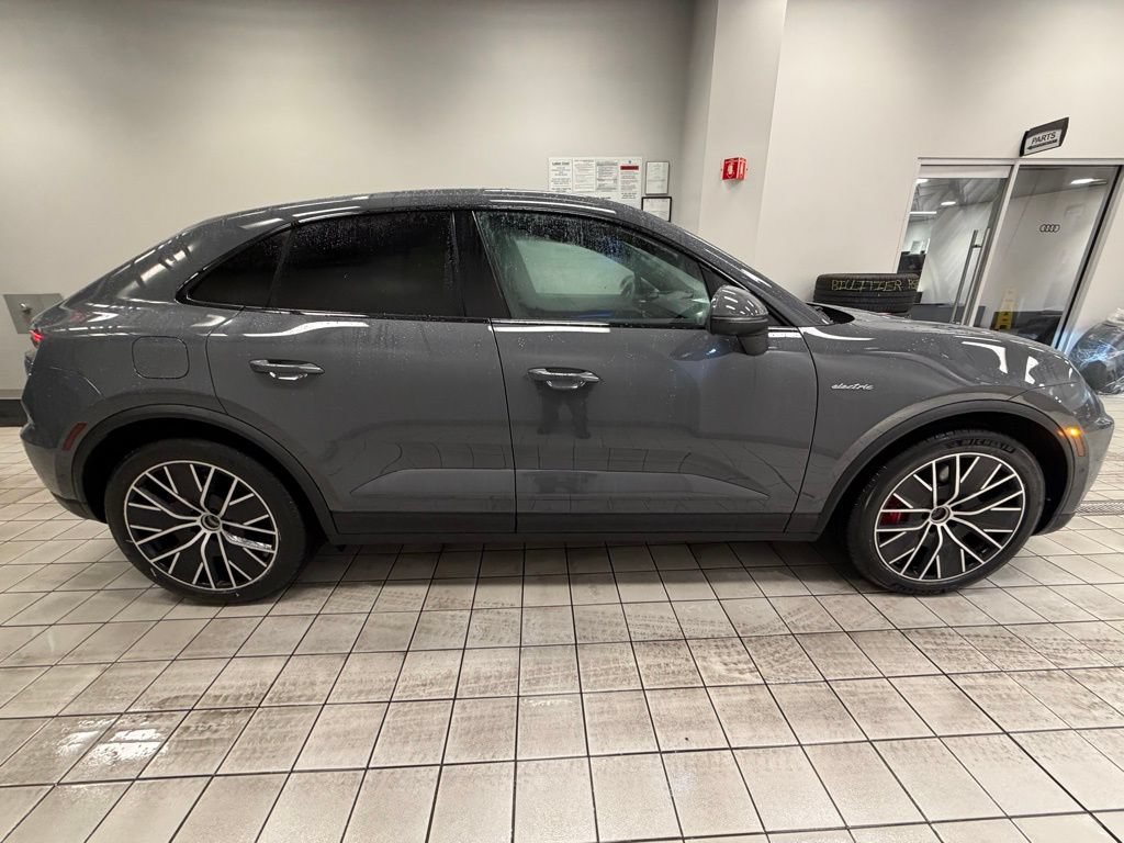 New 2025 Porsche Macan 4S Electric AWD/4WD image 8
