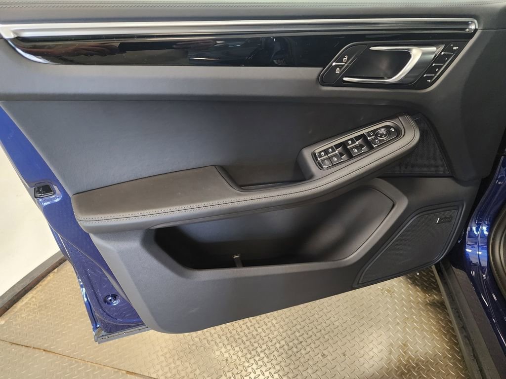 Certified 2025 Porsche Macan image 15