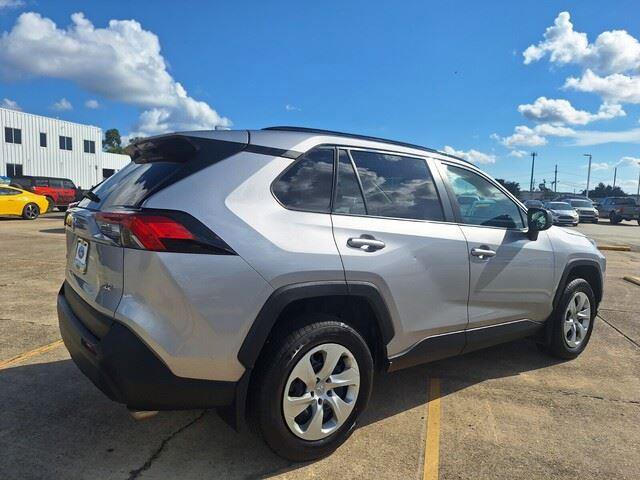 Used 2021 Toyota RAV4 LE image 5