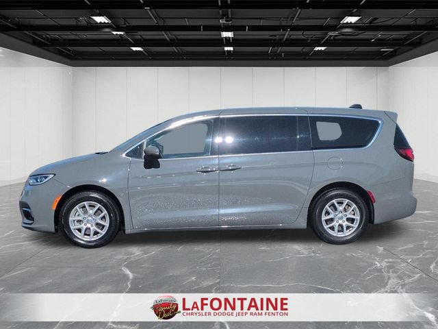 Used 2023 Chrysler Pacifica Touring-L FWD image 2