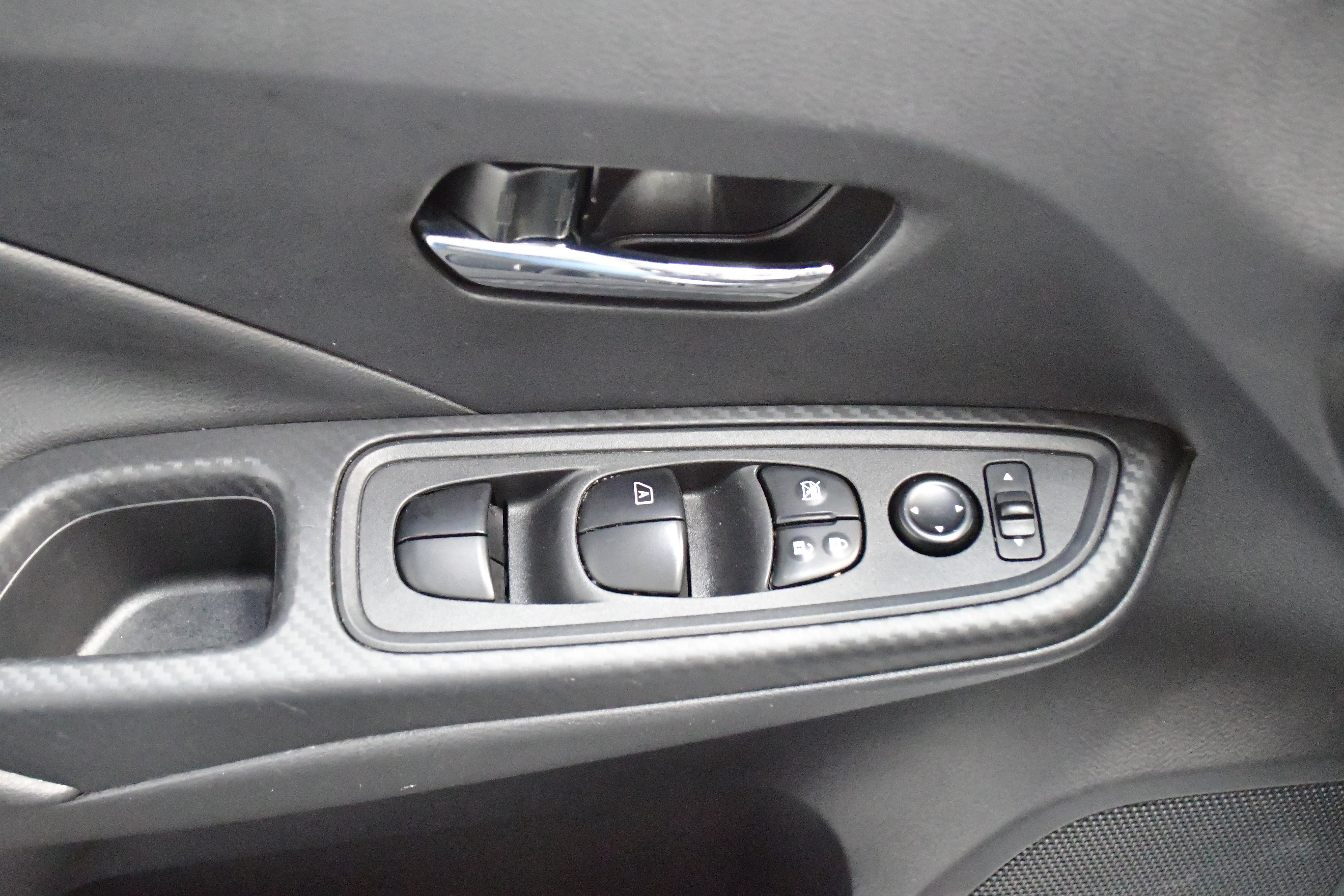 Used 2025 Nissan Versa SV image 27