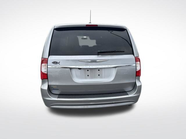 Used 2016 Chrysler Town & Country Touring w/ Driver Convenience Group FWD image 3
