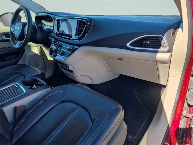 Used 2023 Chrysler Pacifica Touring-L image 27