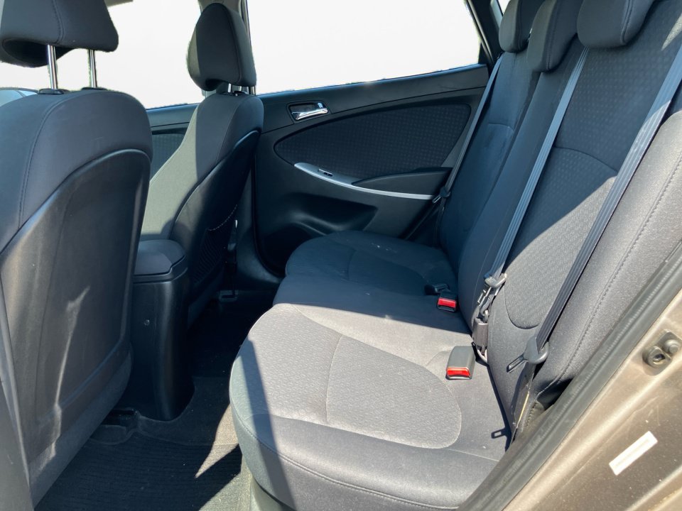 Used 2014 Hyundai Accent SE w/ Option Group 3 FWD image 16