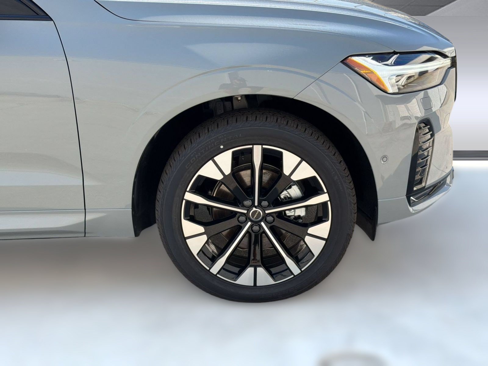 New 2026 Volvo XC60 B5 Plus w/ Protection Package Premier AWD/4WD image 11