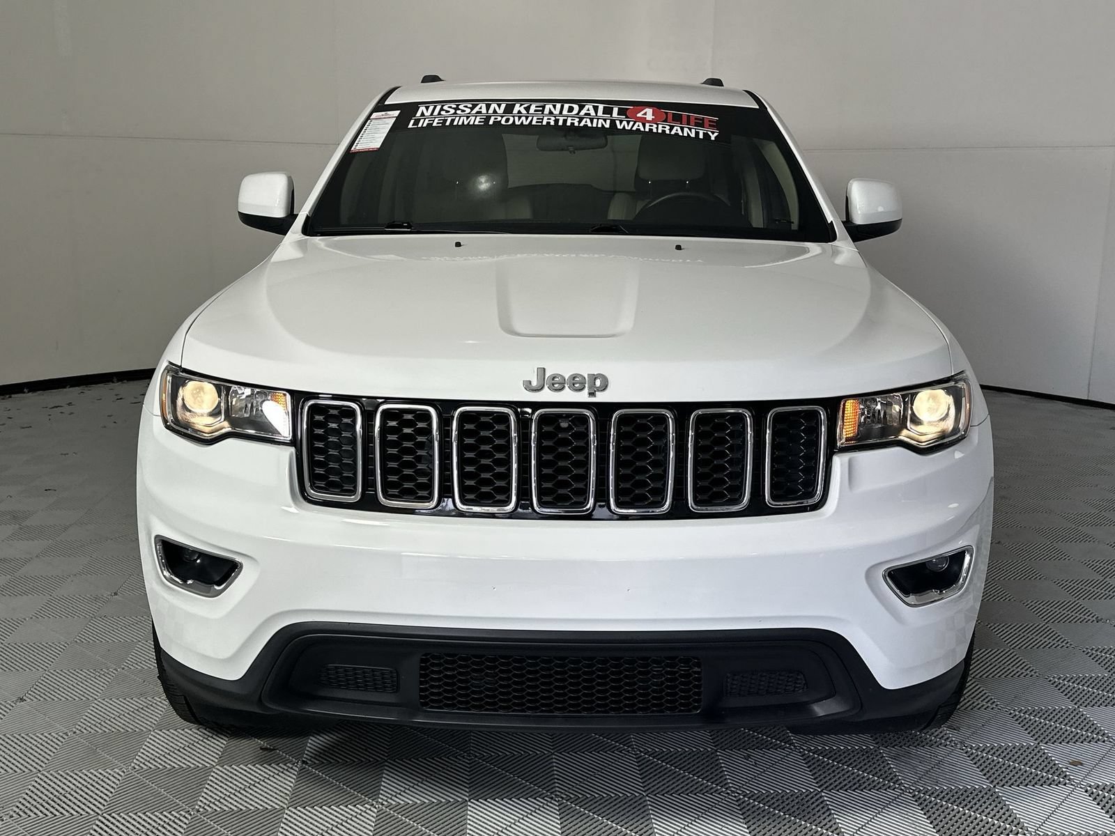 Used 2021 Jeep Grand Cherokee Laredo RWD image 3