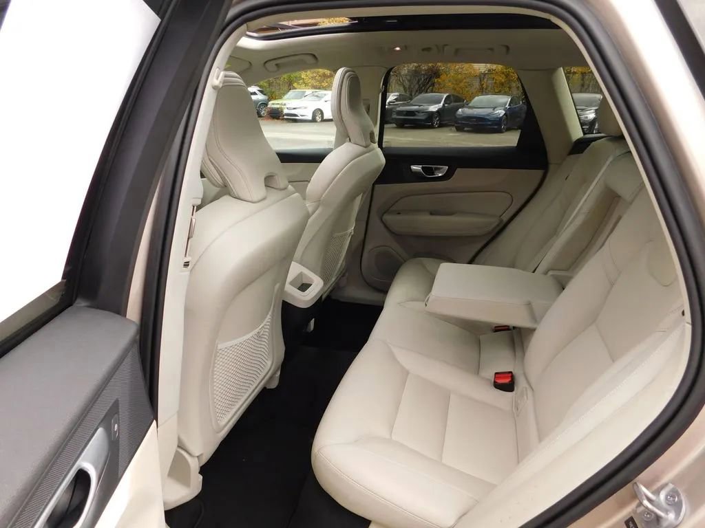 Used 2024 Volvo XC60 B5 Plus image 11
