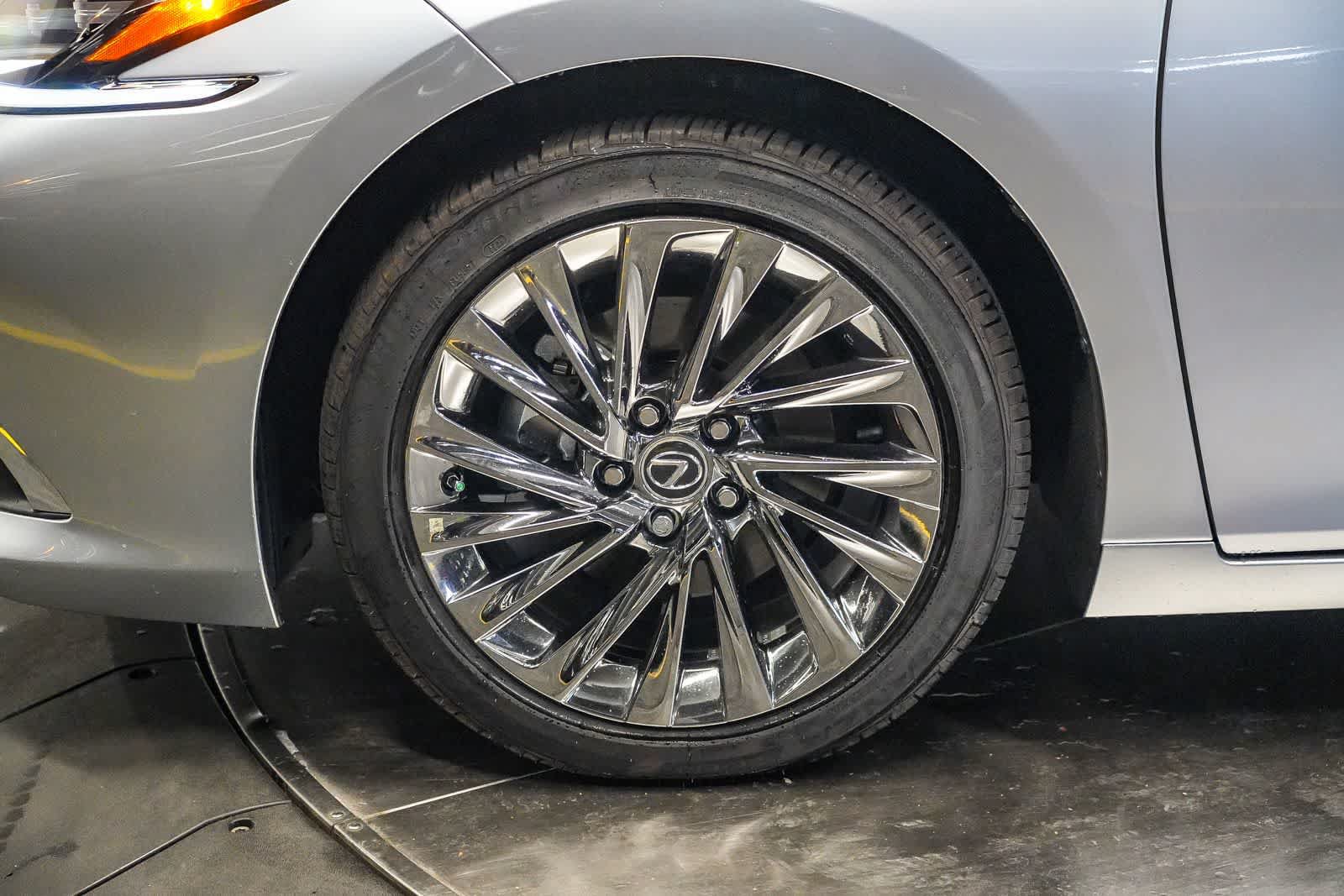 Used 2025 Lexus ES 300h w/ Accessory Package (Z2) FWD image 9