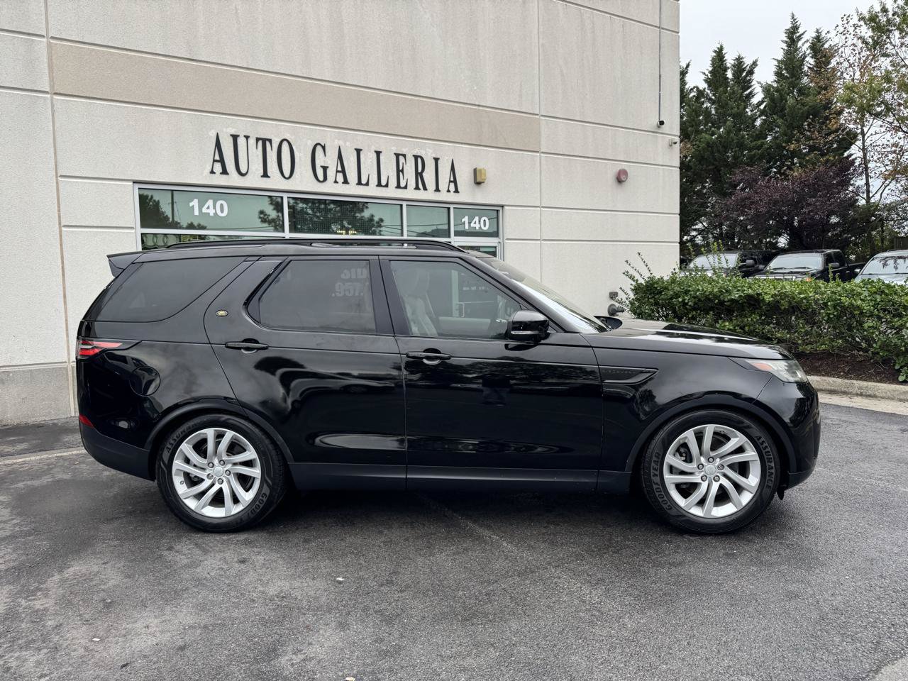 Used 2017 Land Rover Discovery HSE AWD/4WD image 2