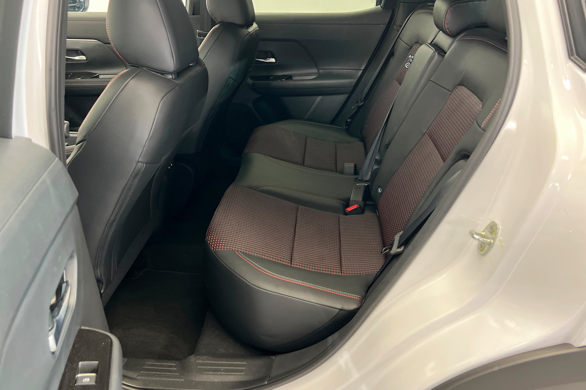 New 2026 Nissan Kicks SR w/ Cold Weather Package FWD image 21