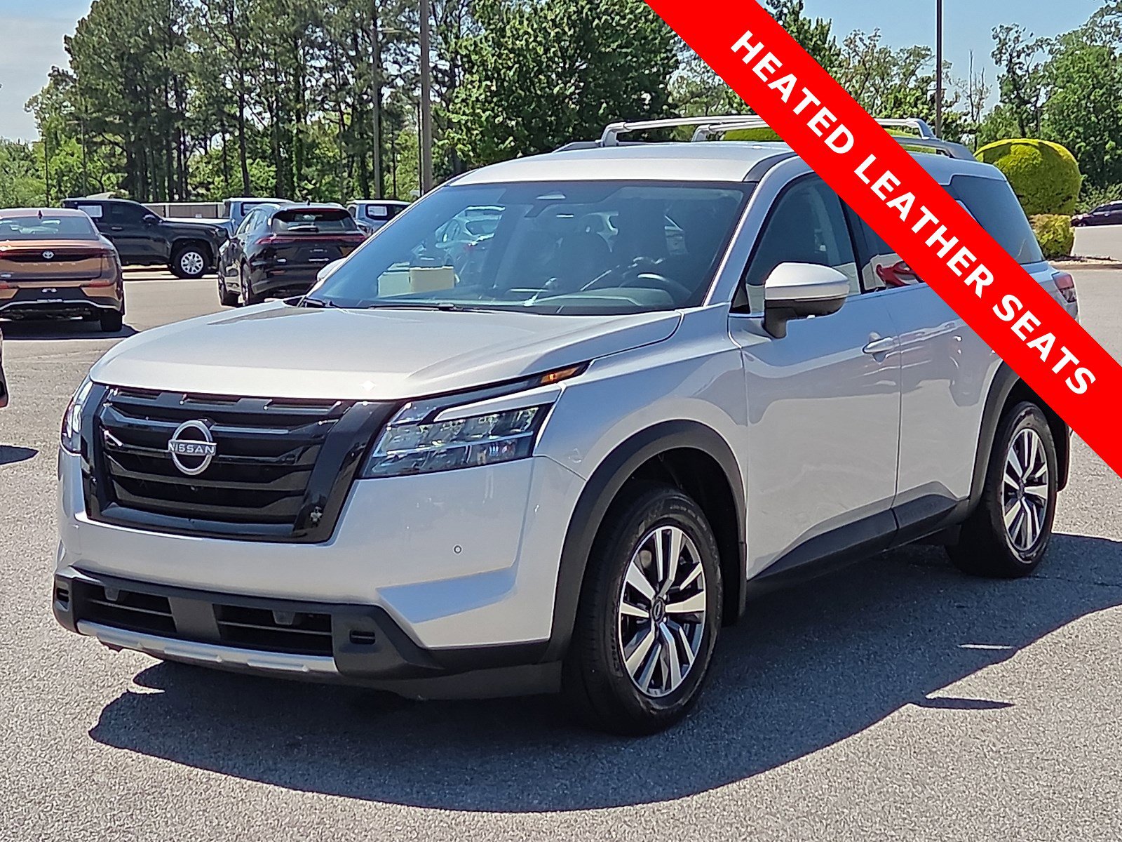 Used 2023 Nissan Pathfinder SL w/ Black Appearance Package AWD/4WD image 2