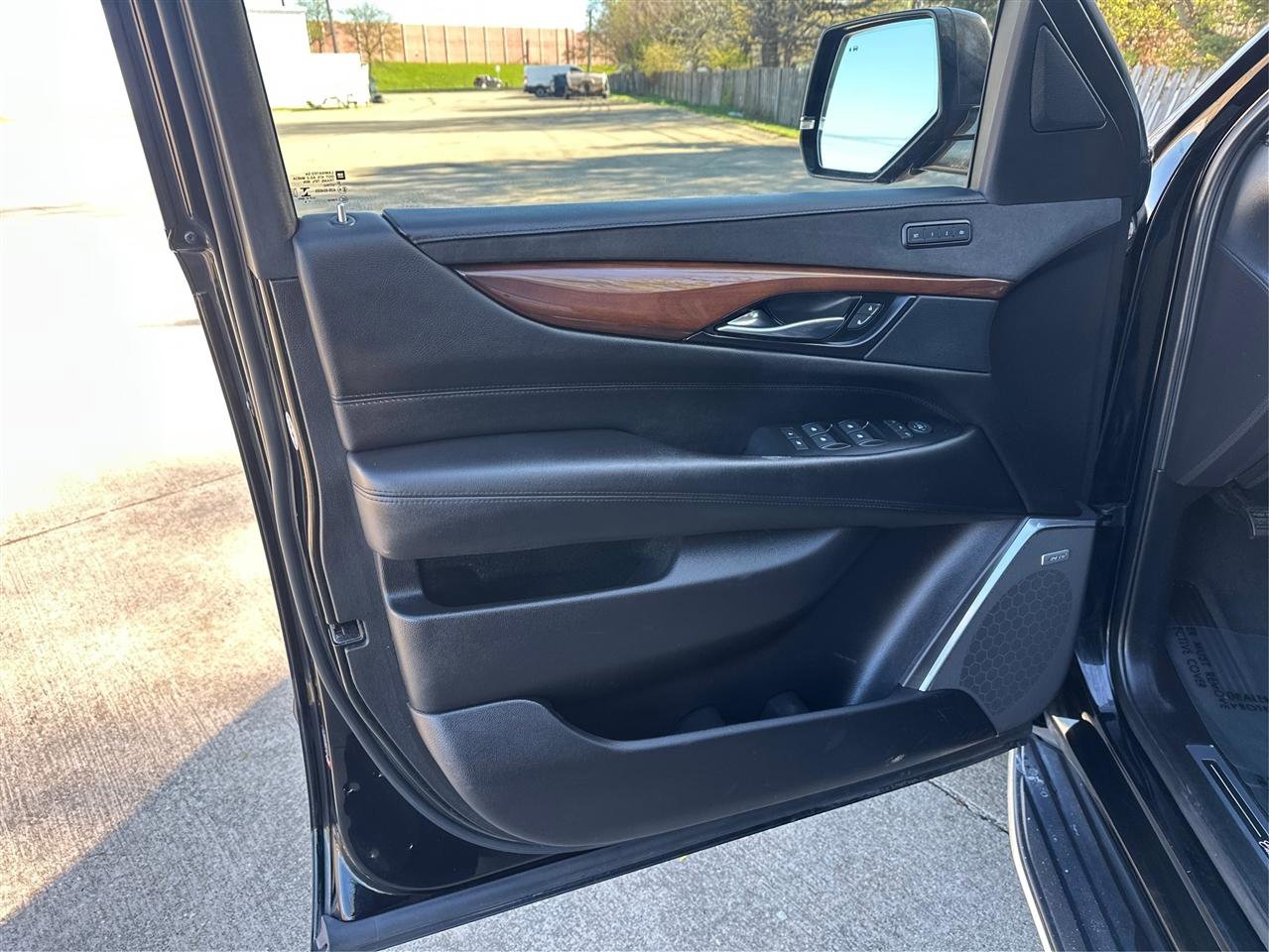 Used 2019 Cadillac Escalade Luxury w/ Escalade Sport Edition AWD/4WD image 21