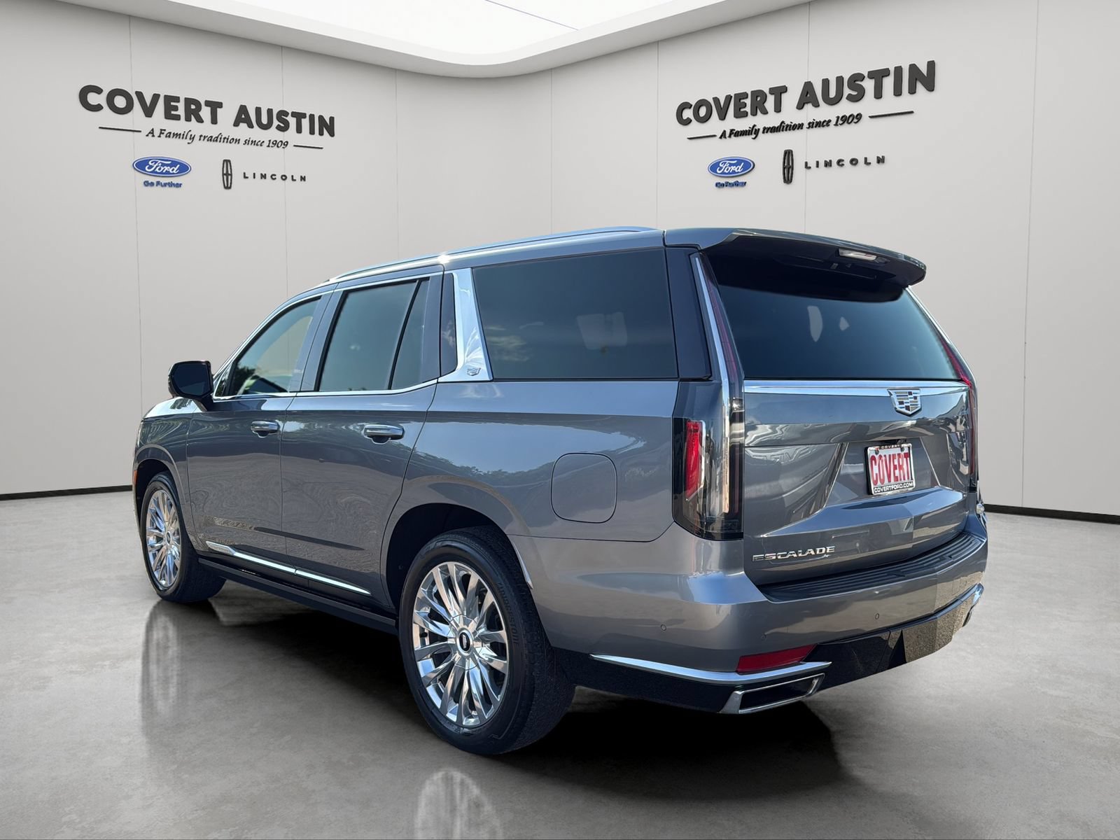 Used 2022 Cadillac Escalade Premium Luxury w/ Performance Package AWD/4WD image 3
