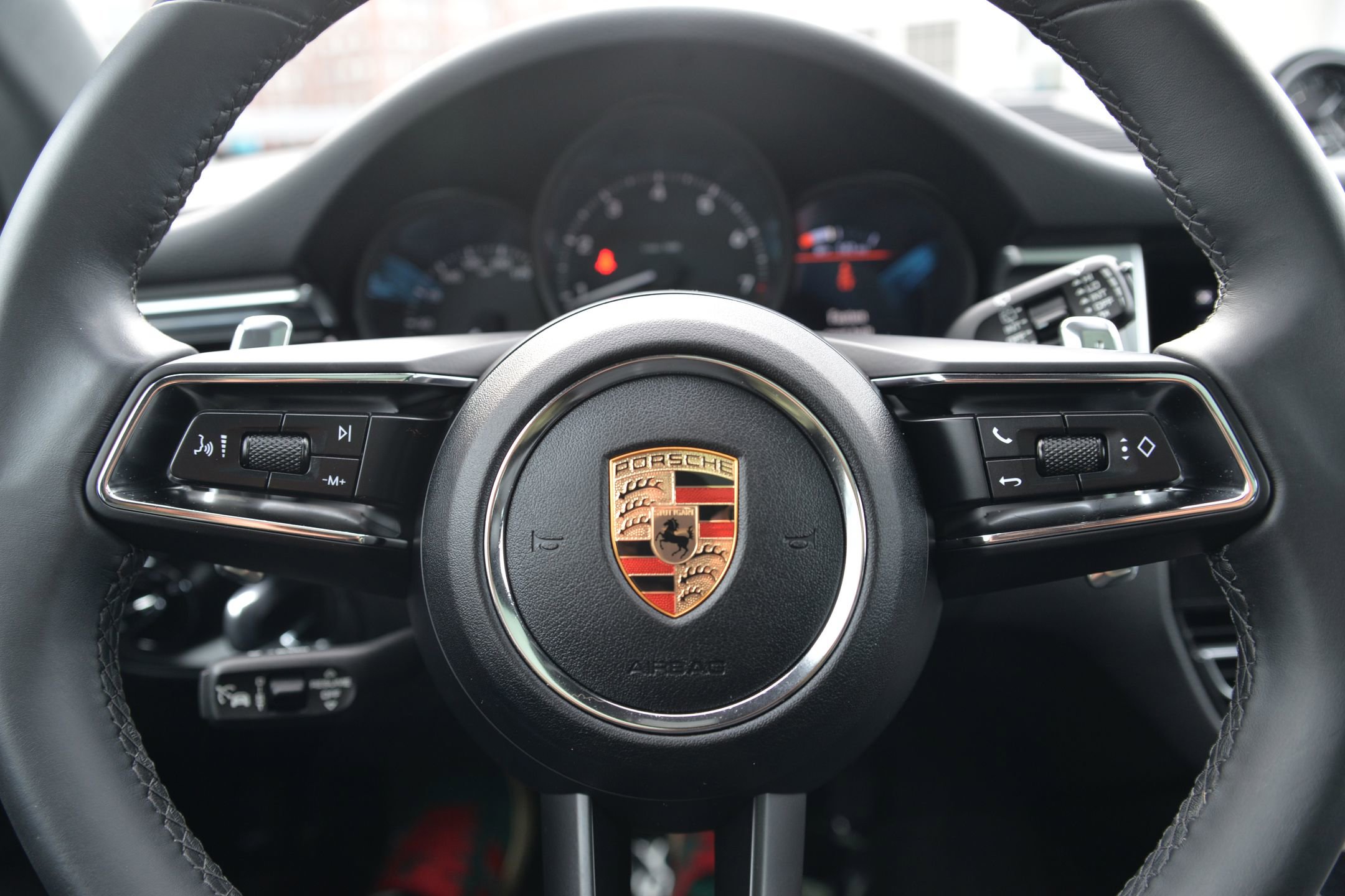 Certified 2025 Porsche Macan image 16