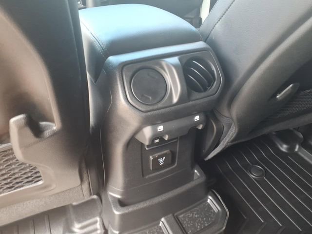 Used 2025 Jeep Wrangler Sahara image 10