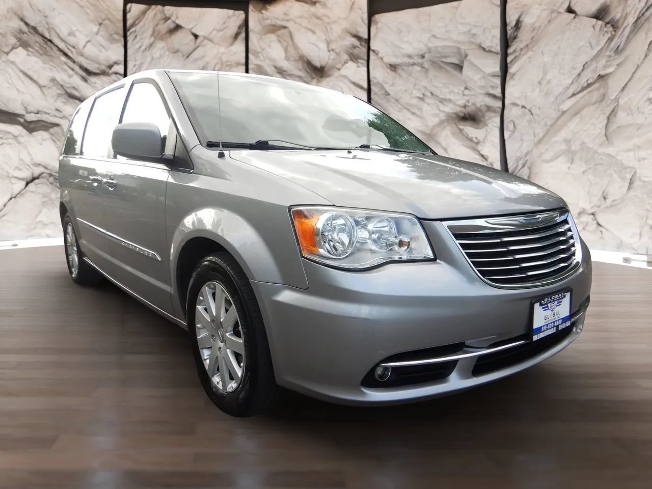 Used 2016 Chrysler Town & Country Touring w/ Driver Convenience Group FWD image 4