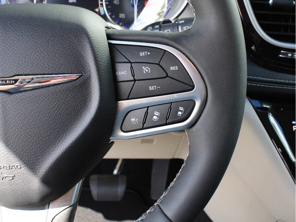 Used 2023 Chrysler Pacifica Touring-L AWD/4WD image 17