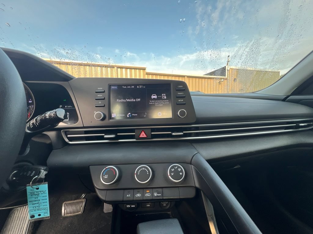 Used 2023 Hyundai Elantra SE FWD image 15